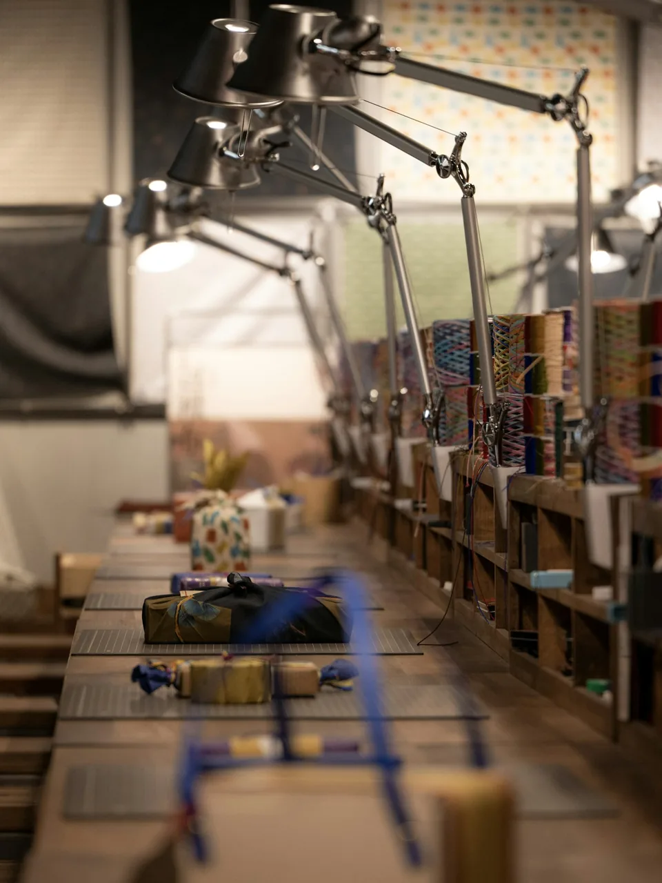 Banco de trabajo iluminado en un taller de construcción con herramientas y materiales ordenados